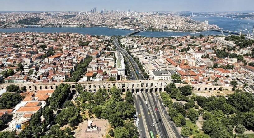 Арка Боздоган и окрестности (источник: moystambul.ru/akveduk-valenta-v-stambule)