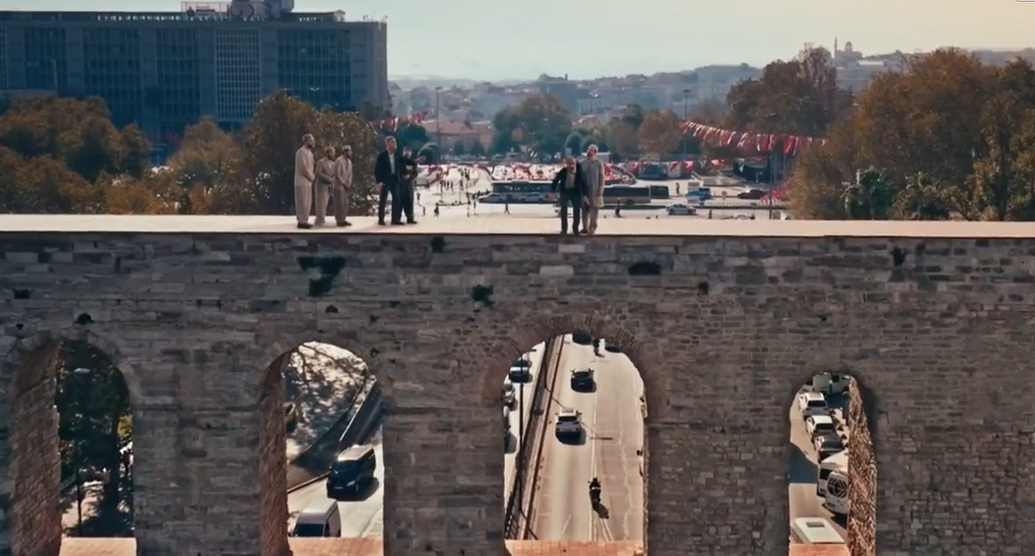 "Красные бутоны".  Джунейт собирается скинуть вниз отца Нихаль (скрин)