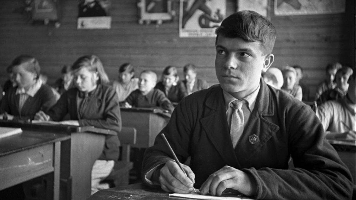    Изучение краткого курса истории СССР. Фото сделано во время урока в средней школе села Кольцовка Вурнарского района Чувашии. Фото 1940 года / Фото: Анатолий Гаранин / РИА Новости