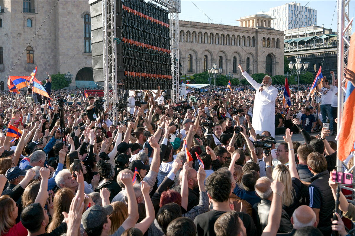 Митинги против депутатов