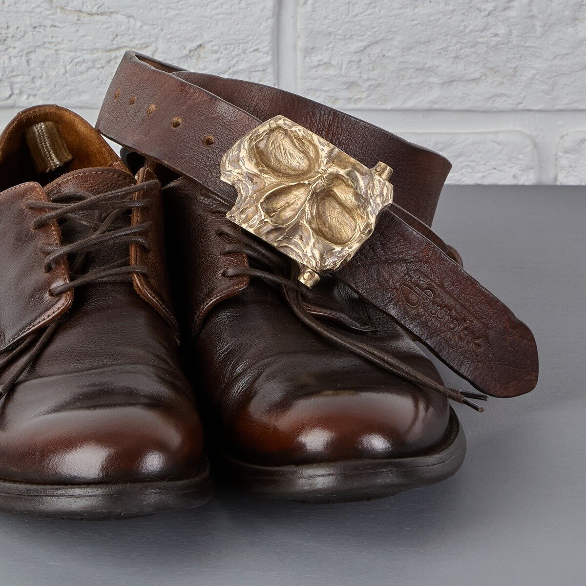 Дерби OFFICINE CREATIVE, ремень SURCHALOV - оба из кожи буйвола