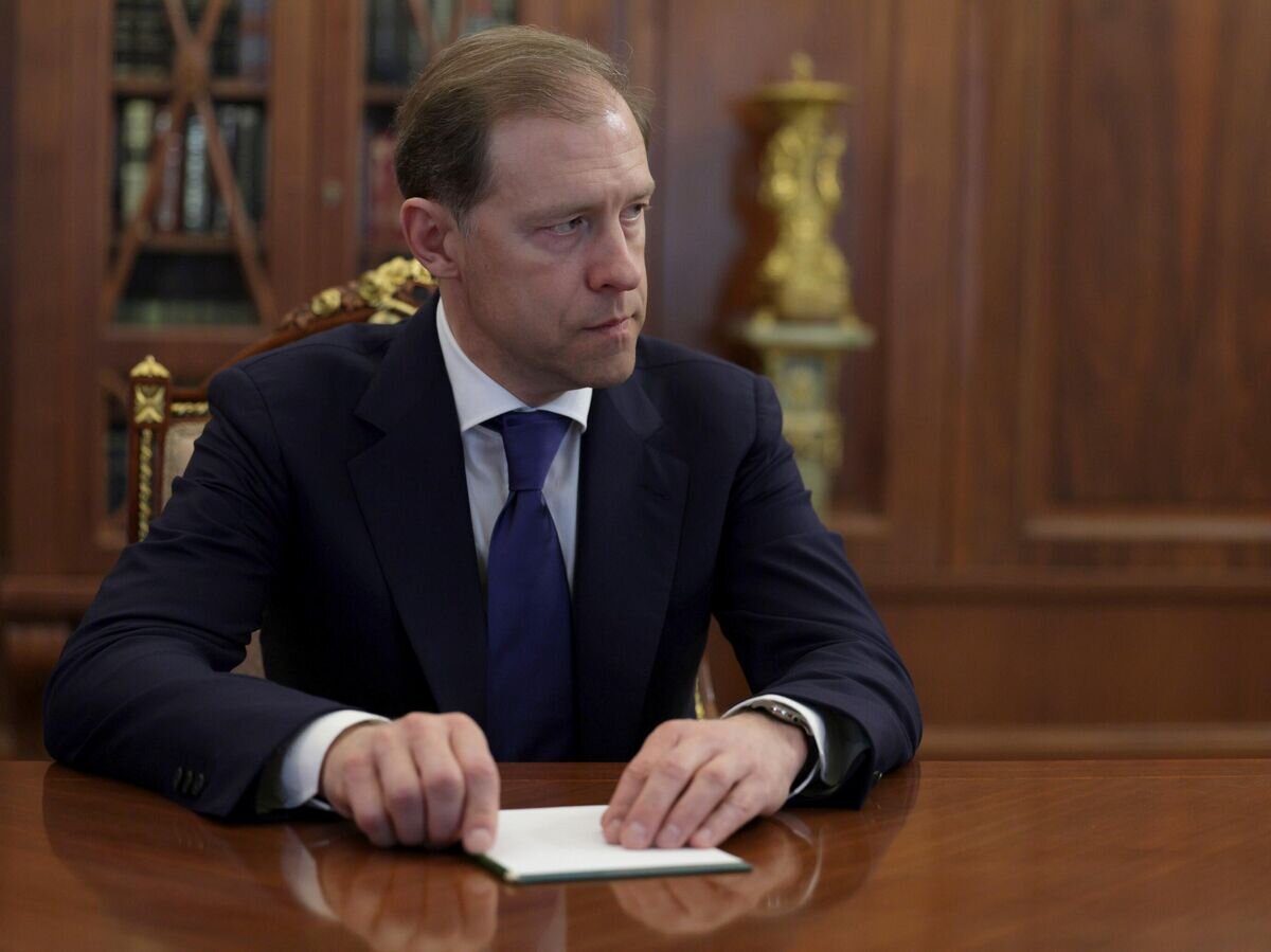    Исполняющий обязанности заместителя председателя правительства РФ - министра промышленности и торговли РФ Денис Мантуров во время встречи с президентом РФ Владимиром Путиным© РИА Новости / POOL