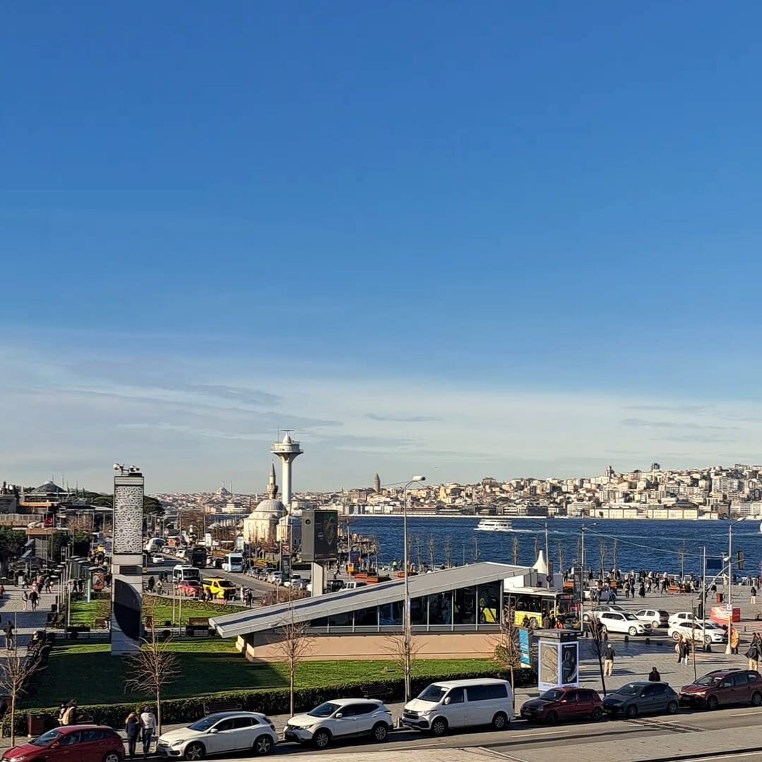 Вот такой вид открывается с террасы кафе