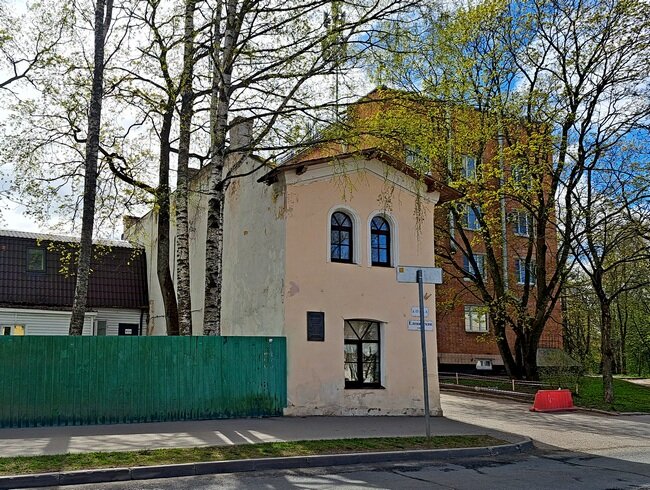 Приёмный покой районной больницы Ломоносовского района на территории бывшего Приютского городка. По некоторым сведениям здесь находилась прачечная Приютского городка /фото из личного архива, 2024/