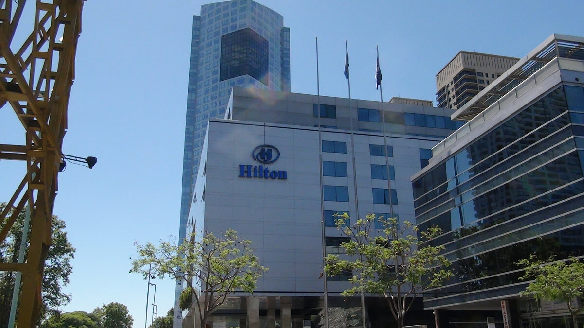 ввид на отель "Хилтон" в котором мы жили со с улицы.