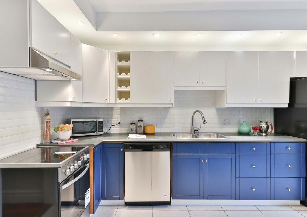 Часто ЛДСП и МДФ используют одновременно — из первой внутреннее наполнение мебели, из второй — фасады. Источник unsplash.com📷
