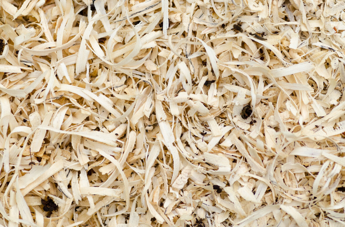 Сырьем для производства и ЛДСП, и МДФ служат стружка, опилки и другие отходы деревообработки. Источник www.piqsels.com📷
