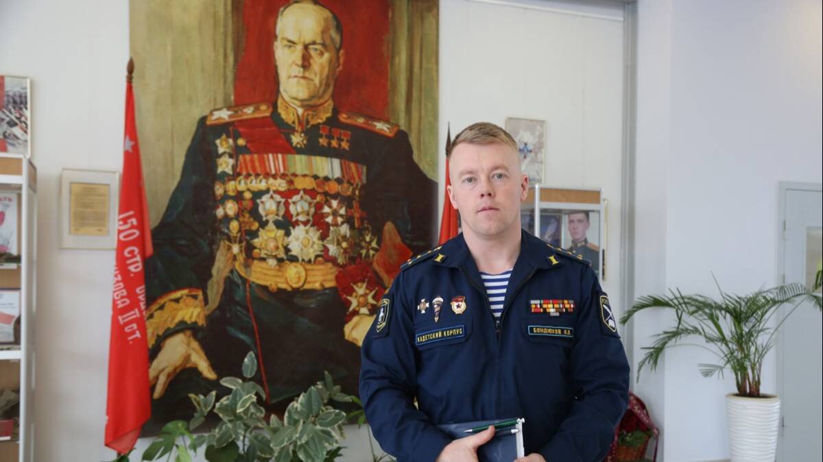    Офицер Иван Бондюков, вернувшись с СВО, преподает в кадетском корпусе имени Маршала Г. К. Жукова школы № 1409 / Фото: Наталья Шатохина / Вечерняя Москва