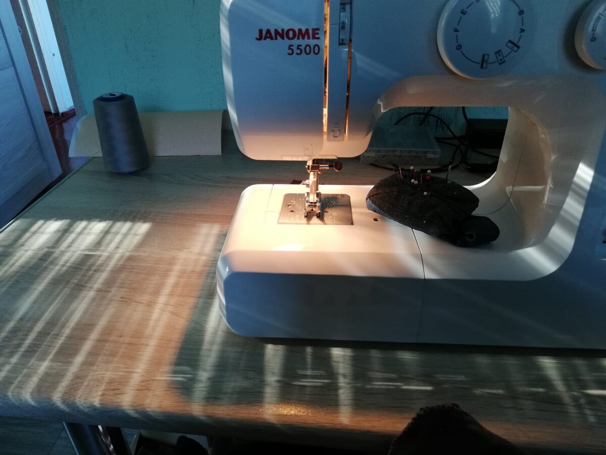 Интересно легли тени от жалюзи