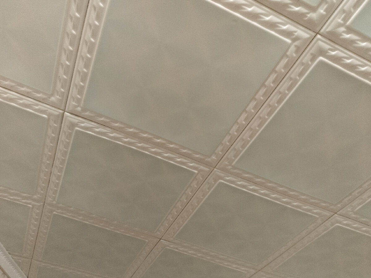 Тут не очень понятно, но реально красивая, и поклеена по диагонали.