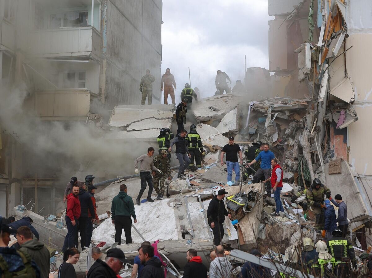    На месте обрушения подъезда в жилом доме в Белгороде в результате обстрела ВСУ© РИА Новости / Антон Вергун
