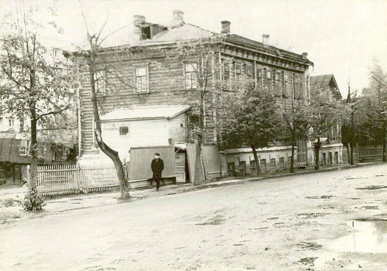 Ул. Горького, 140 и 142 — в старой нумерации, фото с pastvu.com, 1970-71-е годы. Автор фото: Михаил Чернышов. Дом был снесен. Теперь на его месте краснокирпичная советская многоэтажка по адресу: ул. Горького, 156.