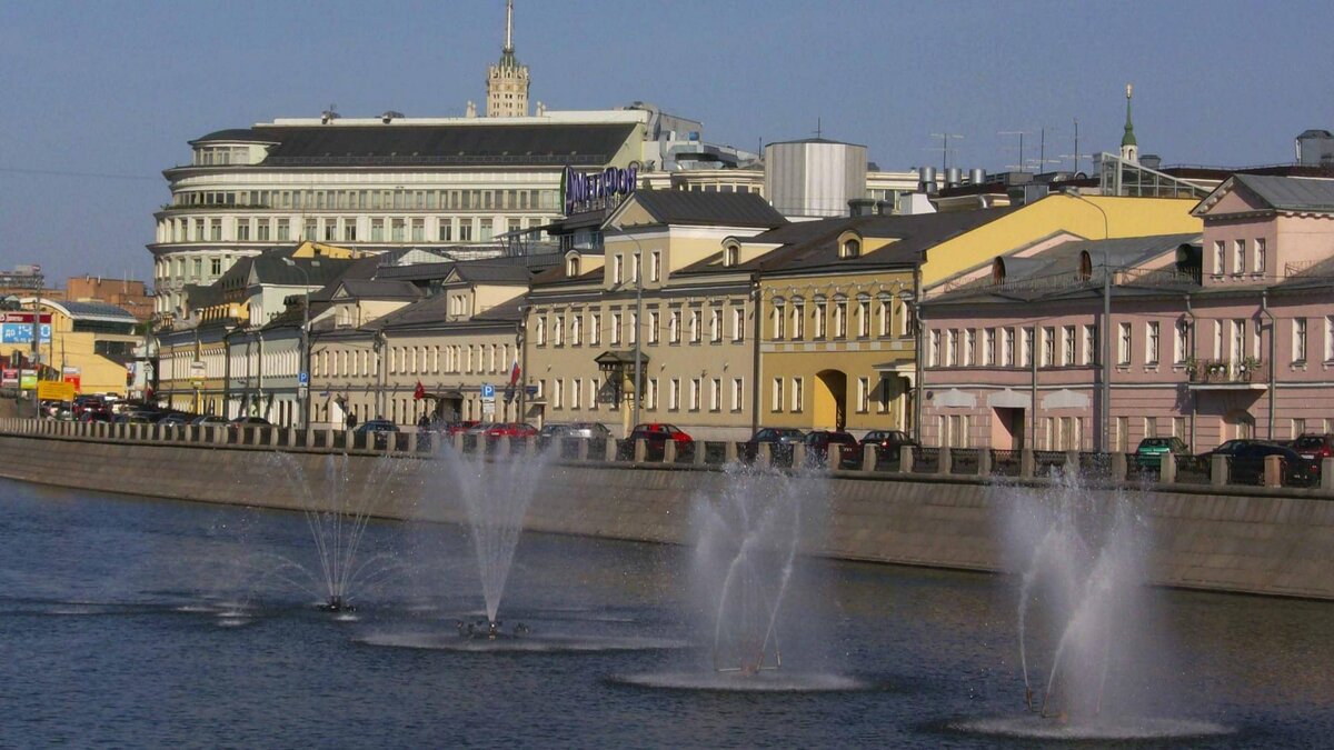 С тех пор каждый год, в летнее время, на Водоотводном канале монтируют фонтанчики.