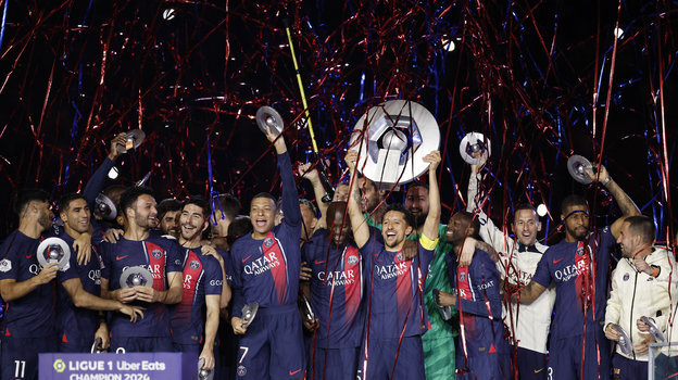    Футболисты «ПСЖ» празднуют победу в чемпионате Франции-2023/24. Reuters