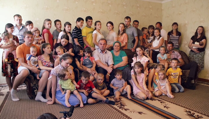 Это всё – одна семья Шишкиных. Самая многодетная семья в России. Фото: avatars.dzeninfra.ru