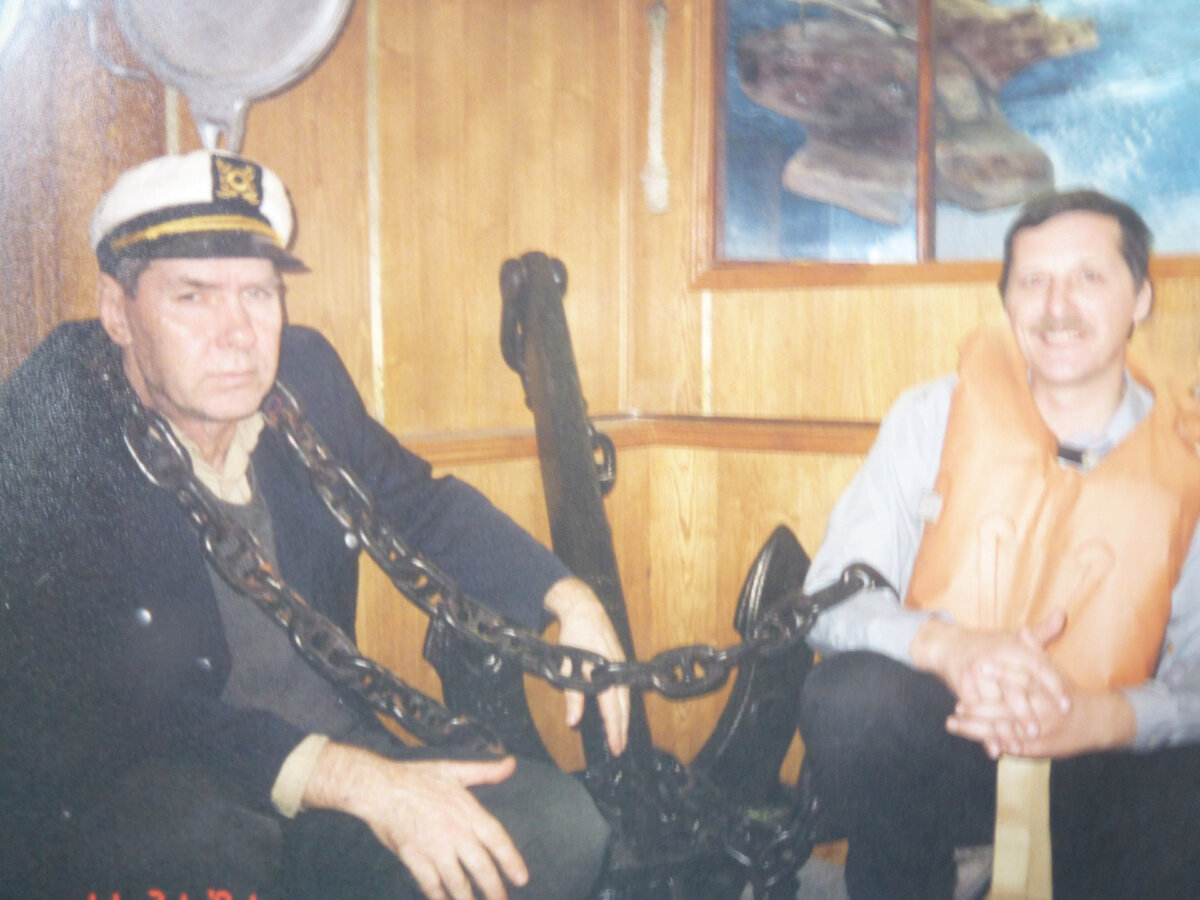 Борис Диденко (в цепях, но еще живой) и Игорь Дьяков (который пока на свободе). Фото Романа Перина (СПб). Год примерно 2009-й.