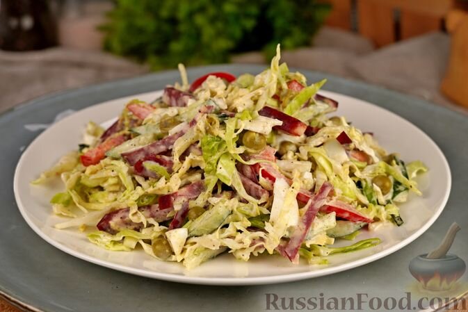 капуста белокочанная, колбаса сырокопченая, огурцы, перец болгарский, горошек зелёный консервированный, яйца, майонез, соль, перец чёрный молотый