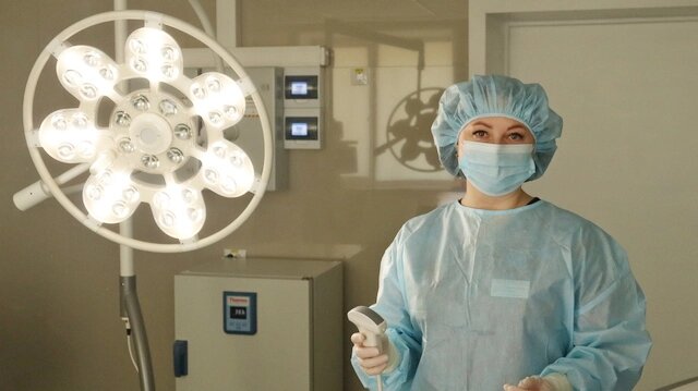    1 место: Татьяна Слепухина – операционная медицинская сестра отделения вспомогательных репродуктивных технологий, Перинатальный центр им. Постола, стаж 18 лет (28%, 7416 голосов). Фото: Министерство здравоохранения Хабаровского края