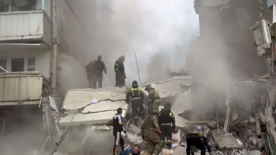    Разбор завалов на месте обрушения подъезда в Белгороде. Источник: кадр видео, t.me/vvgladkov