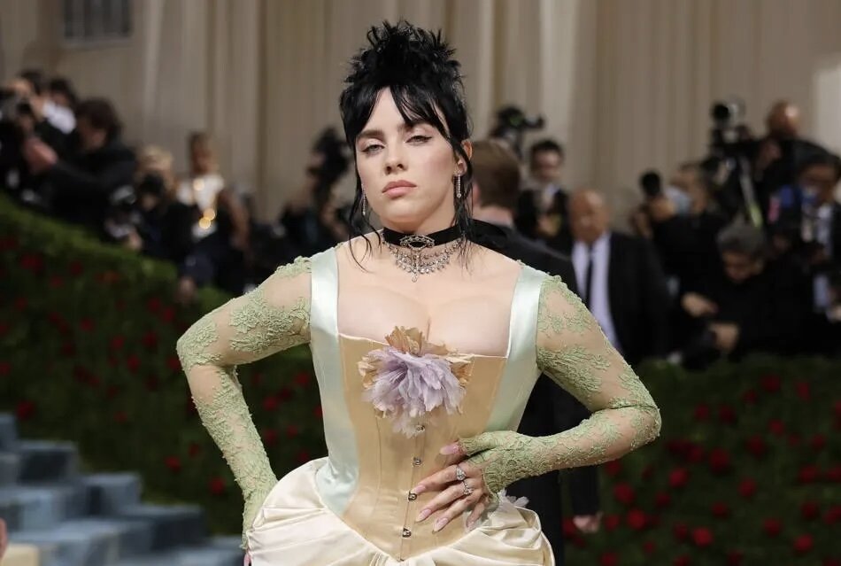 фото: https://www.forbes.com/sites/hughmcintyre/2024/02/28/billie-eilish-earns-her-first-no-1-hit-on-one-chart-following-her-grammy-wins/