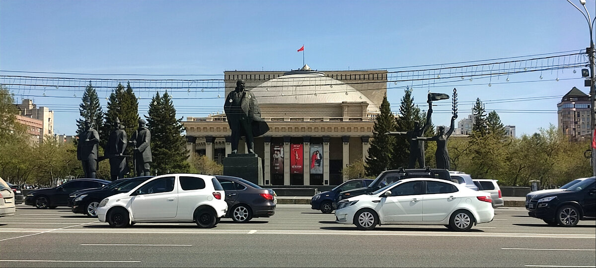 На площади Ленина находится наш знаменитый оперный  театр