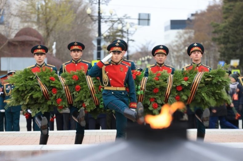 Праздничный день, 9 мая в областном центре начался с церемонии возложения цветов к Вечному огню.-2
