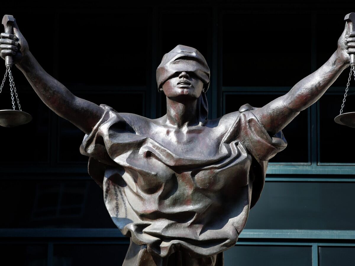    Статуя Фемиды у здания федерального суда в городе Александрия, штат Вирджиния, США© AP Photo / Jacquelyn Martin