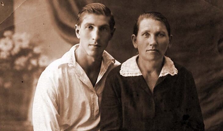 С мамой Евдокией Терентьевной, конец 1920-х. Фото из открытых источников