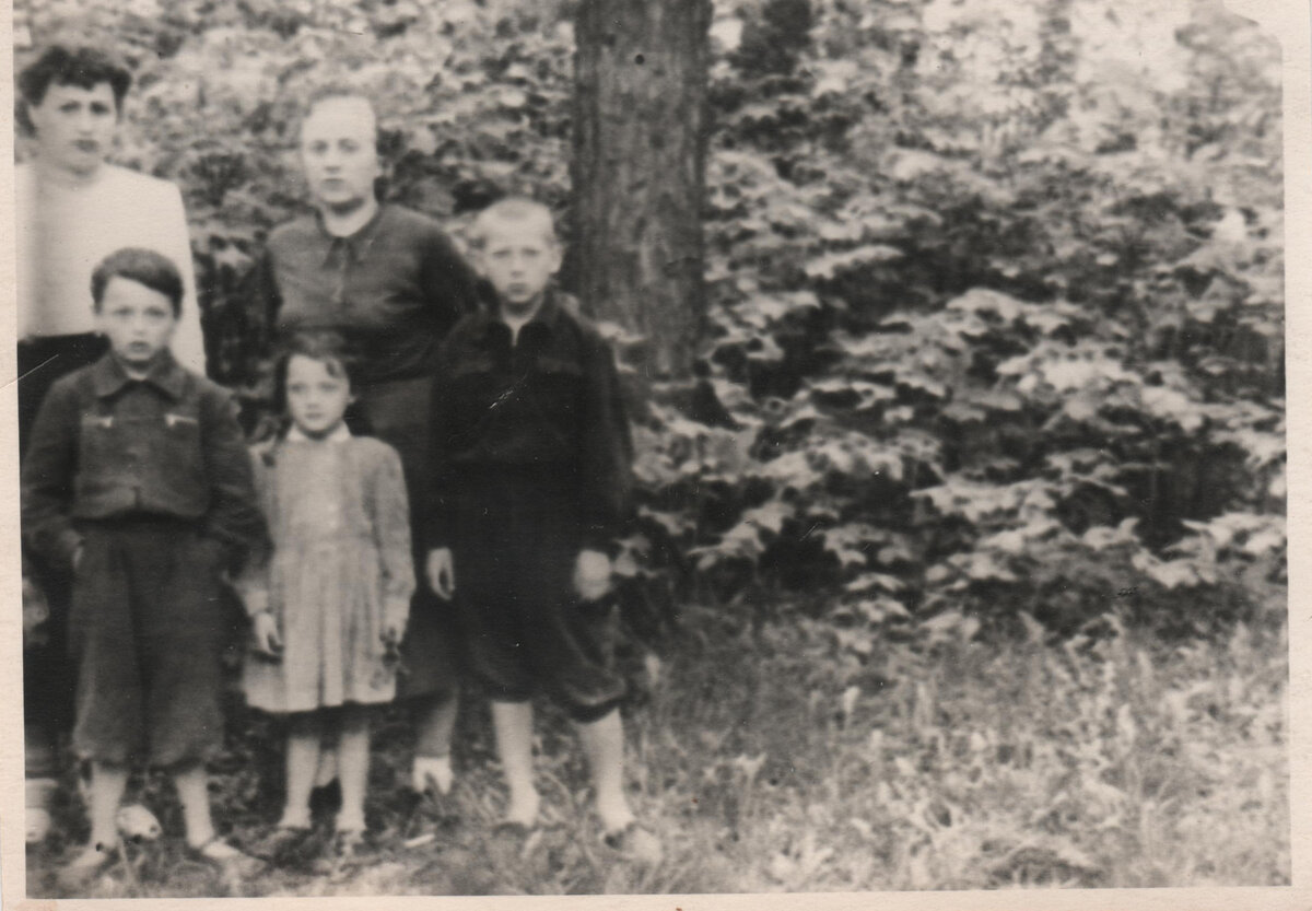 Внизу Юрий Иванович и Татьяна Ивановна Андреевские, рядом с ними Юрий Черноморсков. Вверху мать Юрия и Татьяны Клавдия Сергеевна Черноморскова, рядом мать Юрия, Черноморскова Раиса. 1956 год. Симферополь.