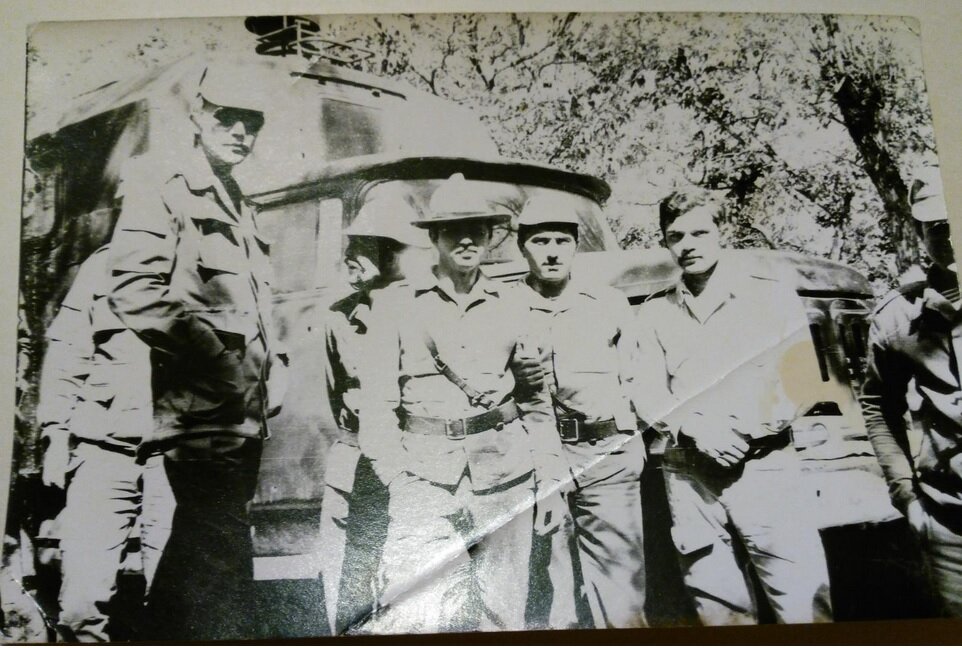 Командир 7 роты старший лейтенант Рязанов, командиры взводов лейтенанты Маслов, Старцев, Алиев (без головного убора не знаю кто) на фоне кухни Третьего горнострелкового батальона на базе ЗИЛ-131.