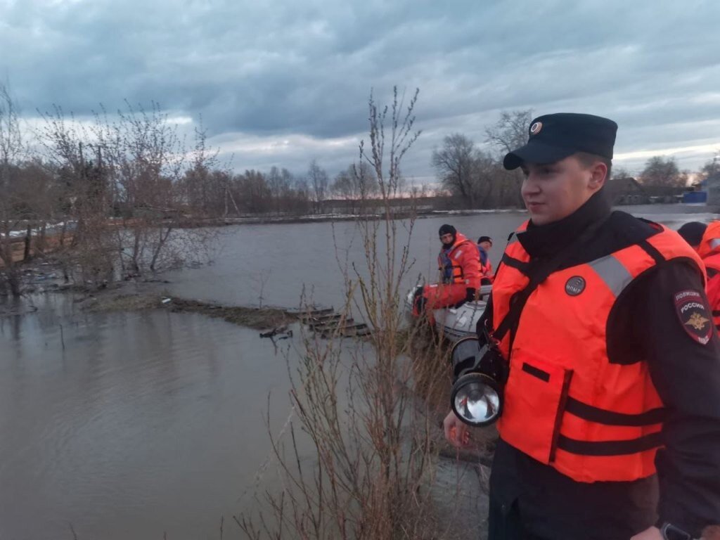 Вода наступает: за сутки из омских сел эвакуировали 450 человек | РИА «Омск-информ»  | Дзен