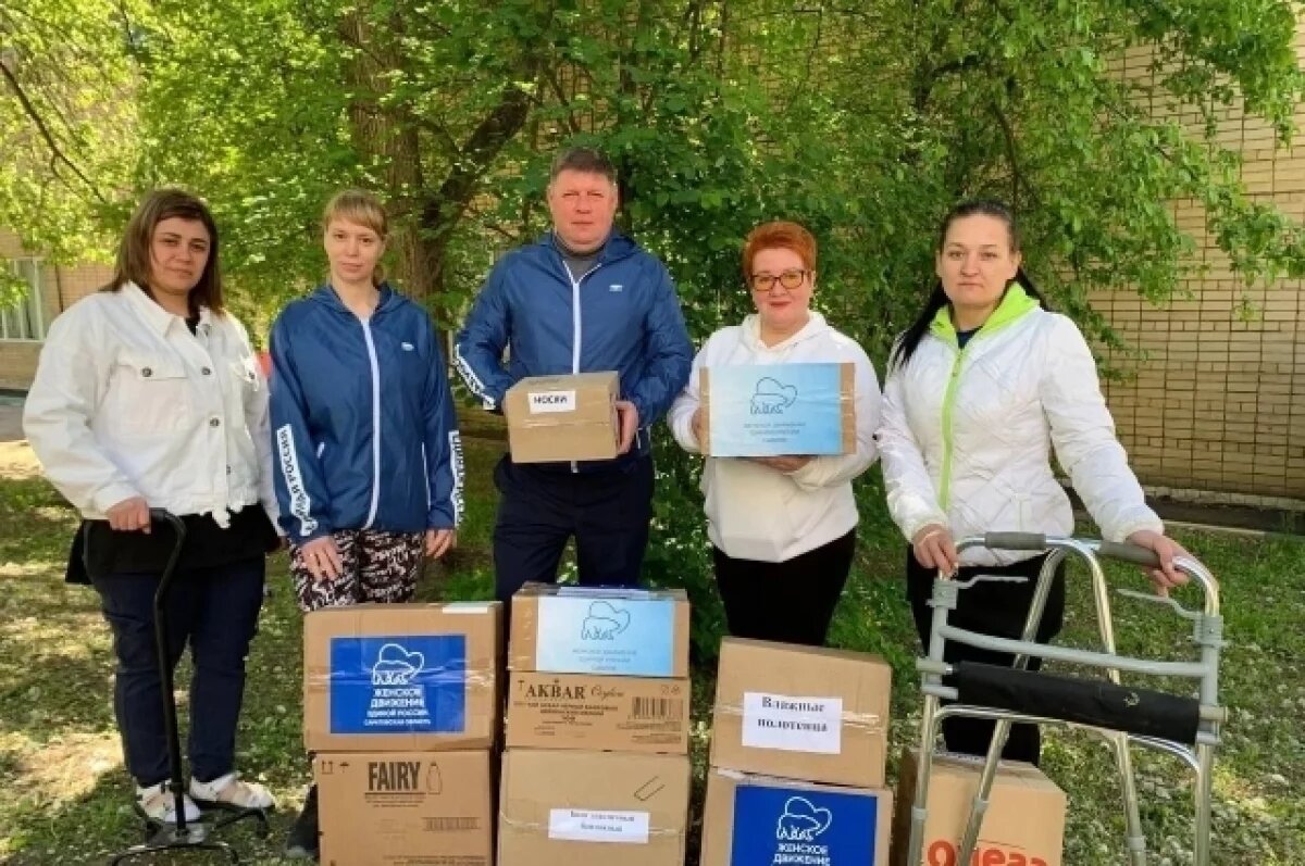    Активисты проекта "Женское движение ЕР" передали посылки в госпиталь бойцам