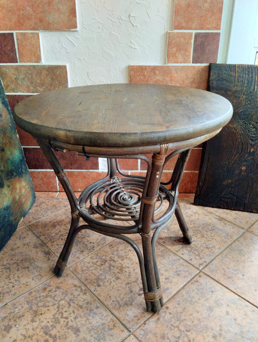 Стол из гарнитура летней мебели. Фото автора 