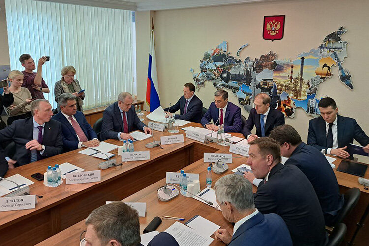    Главой минпромторга предложили назначить губернатора Калининградской области Антона Алиханова, которому даже не удалось выступить на открытой части заседания думского комитета. Солировал Мантуров, чью кандидатуру рассматривали одновременно с ним.   
Фото: Антон Сенопальников
