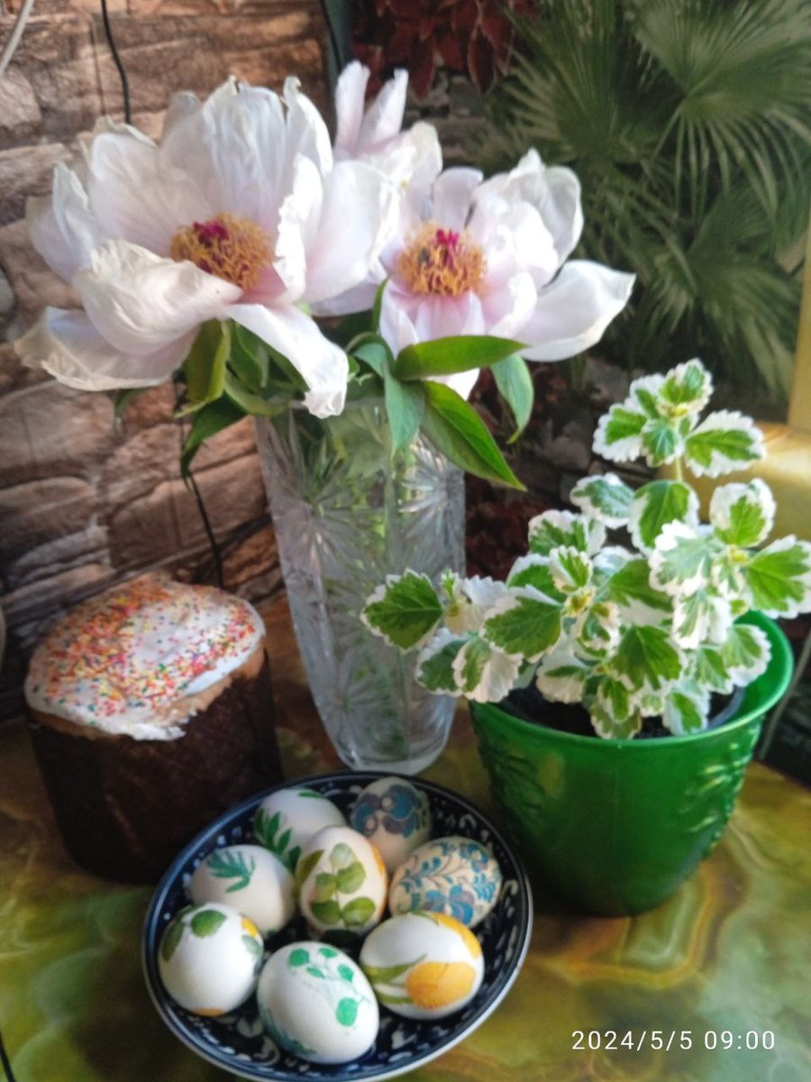   Яйца   впервые  красила  методом  "декупажа  "  Просто  ,  эффектно  ,  никаких  мажущих  все  на  свете  красок!