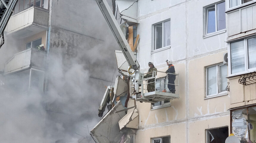 Из-под завалов живыми удалось вытащить 17 человек. Фото: Демидова Елизавета / ТАСС; Telegram / МЧС России / mchs_official; 5-tv.