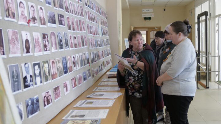    В музее Саранпауля жители повязали красные ленты на портреты родственников-героев ВОВ