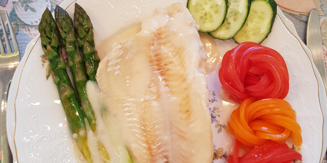 Отварная треска со спаржей и горчичным соусом