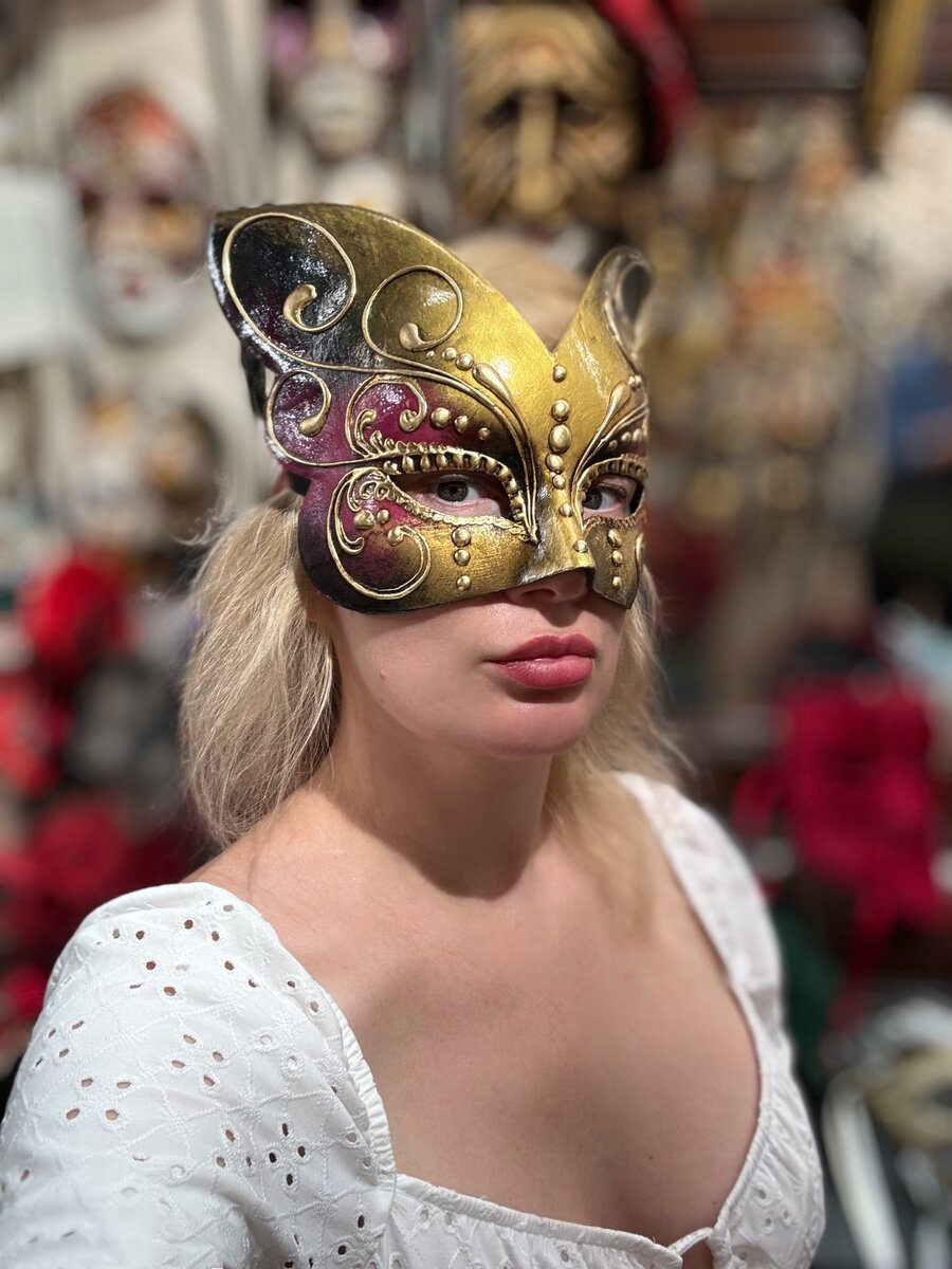 Подобрала маску в Венеции 