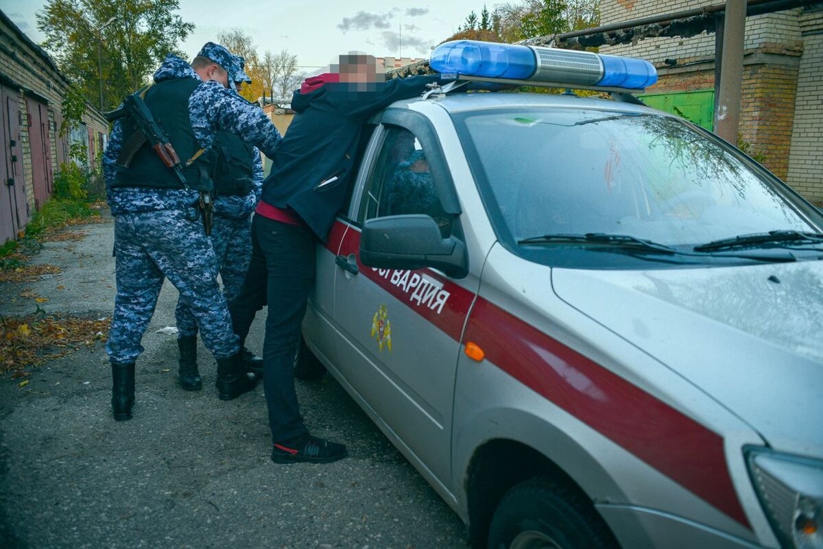 В Пензе сотрудниками Росгвардии задержан мужчина, похитивший у своей  сводной сестры денежные средства | Росгвардия. Приволжский округ | Дзен