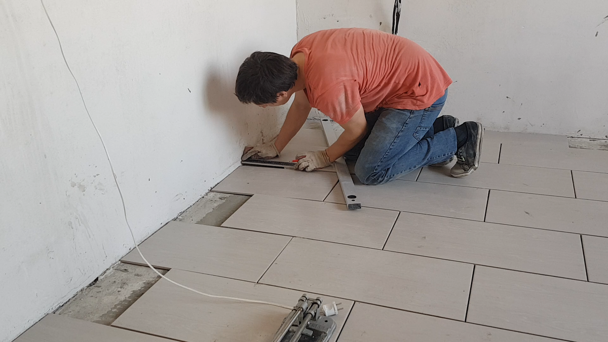 Бетонный пол мне понравился больше на данный момент, но в нем тоже есть минусы.