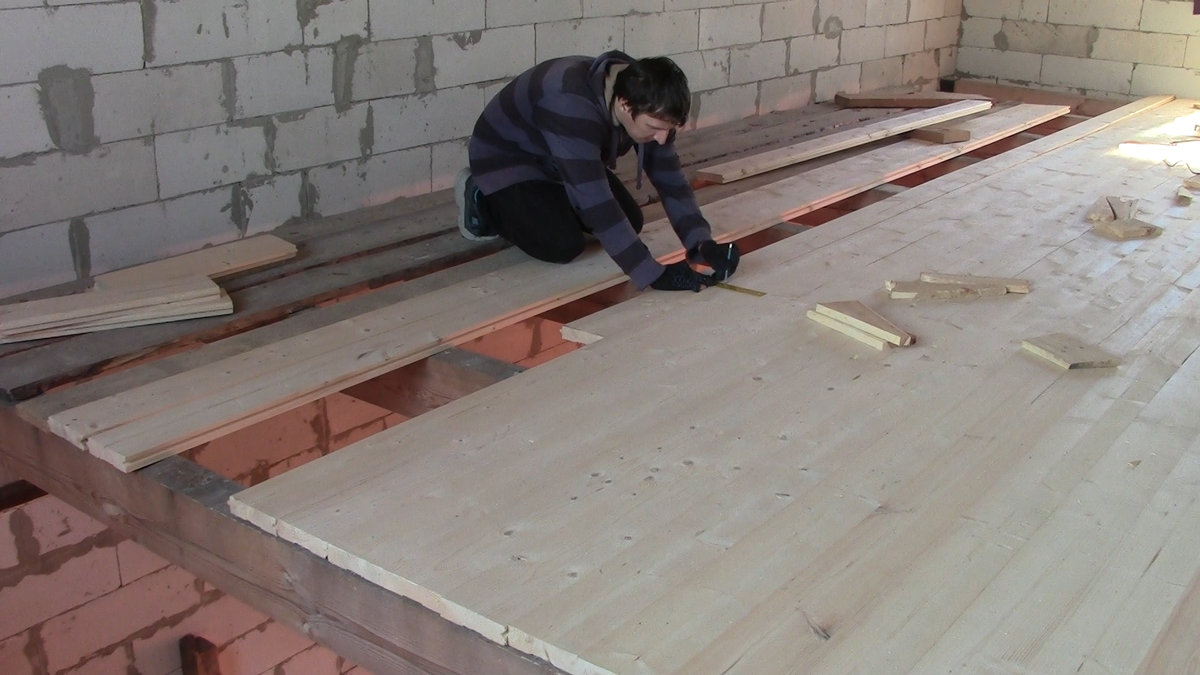 Деревянный пол очень трудоёмок в монтаже и затратен по силам и по времени.