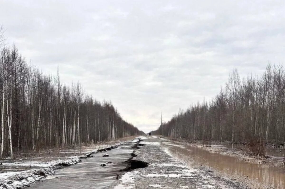    На Камчатке автобус не смог проехать по размытой селем дороге