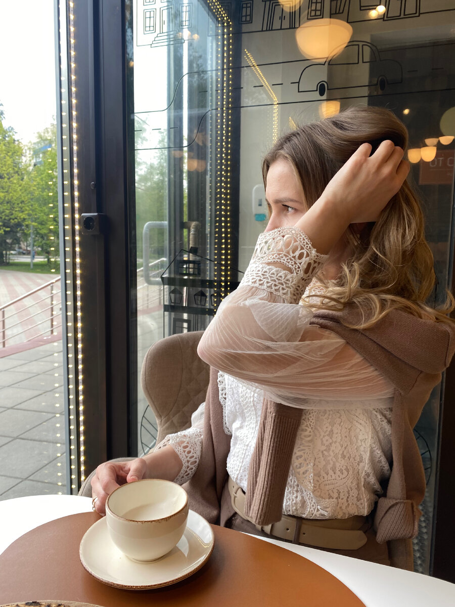 Женщина - муза

Те, кто подписан на меня или лично знаком знают, что я работаю с женщинами. И часто слышу вопросы Как стать счастливой? Почему я вляпалась в это? Как укрепить самооценку? Как выстроить границы по отношению к себе? 

Так кто же такая женщина - муза? 

Женственность, уверенность в себе, легкость, ритмичность, прямой взгляд, улыбка. 
Женщина со знаком плюс ➕ уверенная, счастливая и наполненная. Она излучает добро, любовь, позитив. Она делает выбор быть счастливой. 

Женская энергия для неё - это для неё одно из главных достоинств. Она следит за лицом, гардеробом, фигурой. Целостна, привлекательна !
Рядом с женщиной музой любой мужчин стремиться быть героем. Он без намеков и манипуляций готов сделать ради такой женщины щедрые поступки, ничего не требовать взамен. 

Саморазвитие, новые возможности, рост, развитие самой себя делают музу ещё больше привлекательной. 

Психологически зрелую, взрослую, умение экологично выстраивать границы с людьми. 

Как стать такой? 
Работа над каждой составляющей деталью женственности чему мы с моими любимыми девочками учимся на курсе «Женственность».

Каждую девочку обнимаю 🫂 и искренне желаю каждой быть женщиной-музой, я всего лишь проводник в макро сознание, то, что кроется в тебе.😘

⚛️С любовью, Юлия Приходченко. 💓

#женственность 
#женщинамуза
#психологдляженщин