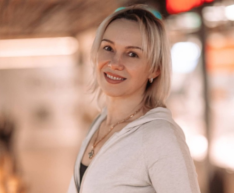 Сертифицированный фитнес-тренер, психолог, фасилитатор Открытого Диалога и Осознанного– Елена Давыдова.