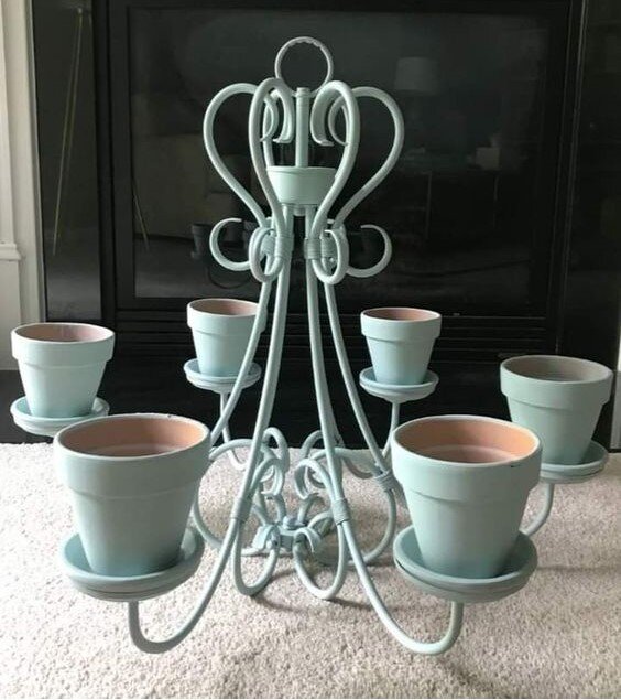 Вместо плафонов нужно прикрепить цветочные горшки, желательно пластмассовые, так люстра будет меньше весить. Фото из интернета.