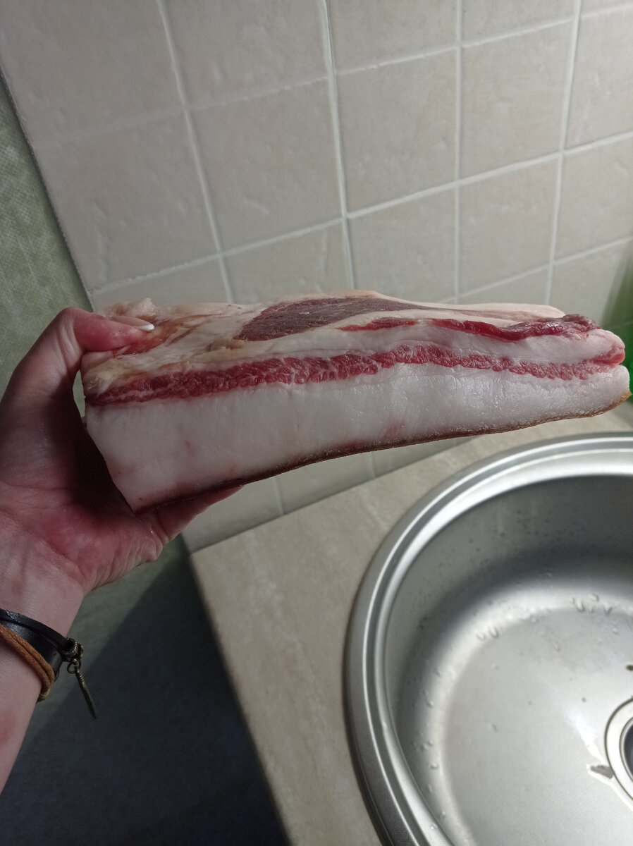 Свежайшее, с прослойкой, с тонкой опаленой на соломе шкуркой. Запах слегка с дымком. В него нож входит как в масло.