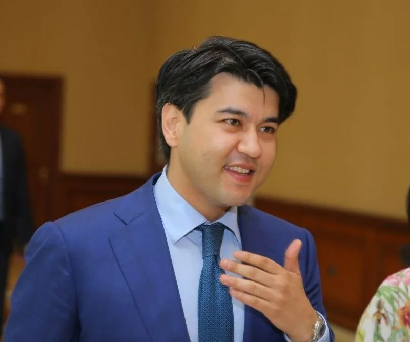 Судя по этому фото можно ли предположить, что этот человек будет 8 часов истязать жену?