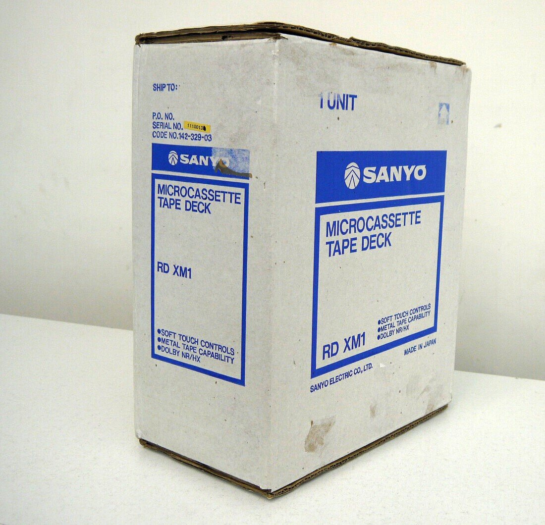 В это трудно поверить, но ниже на фото доказательства! 5 января 2024 года 66-й ставкой на аукционе Yahoo была взята абсолютно новая, неиспользованная микрокассетная дека Sanyo RD-XM1.