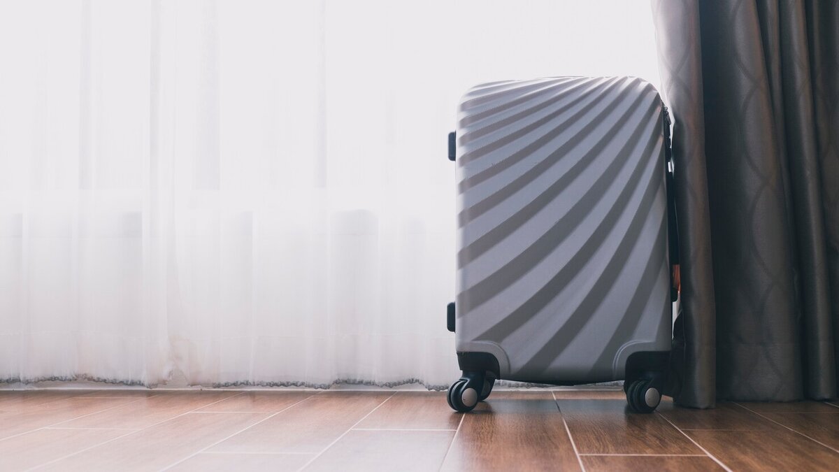 https://ru.freepik.com/free-photo/stylish-suitcase-near-curtains_1620215.htm